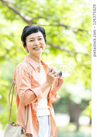 Senior woman travel camera 126375829