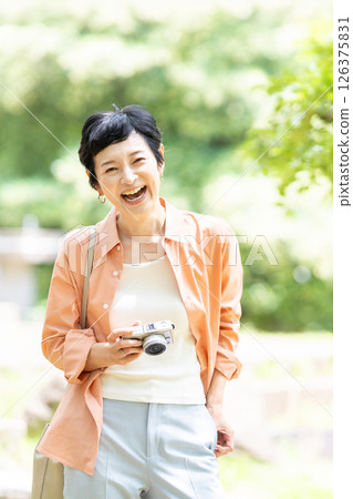 Senior woman travel camera 126375831