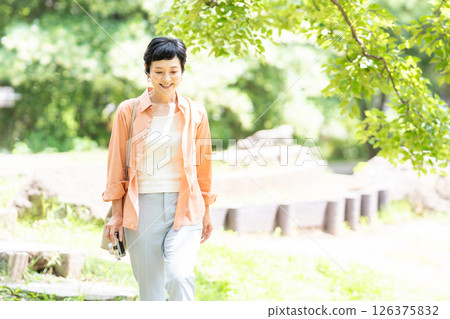 Senior woman travel camera Senior woman travel camera 126375832