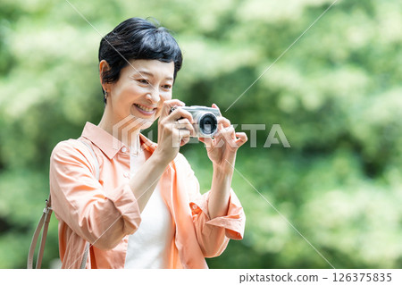 Senior woman travel camera 126375835