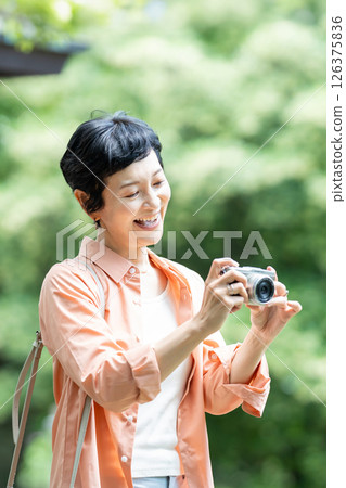 高級女性旅行相機 126375836