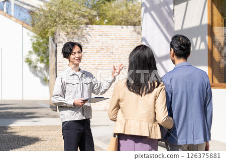 一位商人和一對老年夫婦正在開會討論裝修事宜 126375881