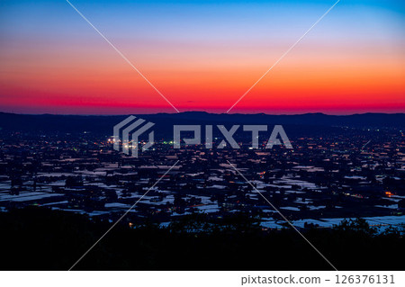 [Amazing early summer scenery] Sunset in the Tonami Plain, scattered villages, rice field reflections, and magic hour in early summer [Toyama Prefecture] 126376131
