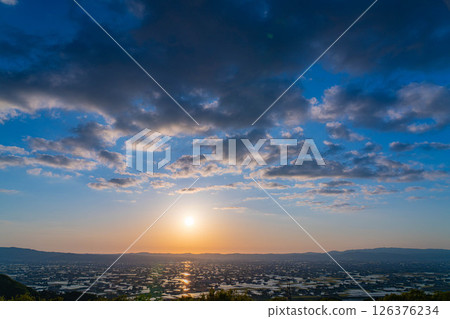 [A magnificent view in early summer] Sunset in the Tonami Plain and scattered villages in early summer and reflections in the rice fields [Toyama Prefecture] 126376234