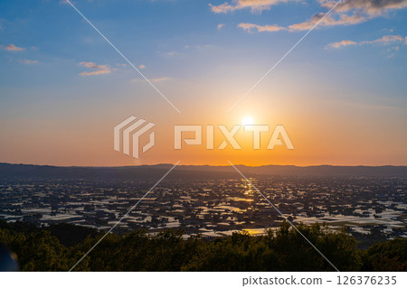 [A magnificent view in early summer] Sunset in the Tonami Plain and scattered villages in early summer and reflections in the rice fields [Toyama Prefecture] 126376235