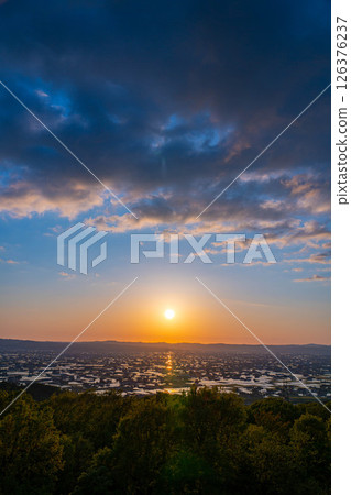 【初夏絕景】礪波平原的夕陽與初夏散落的村落以及稻田的倒影【富山縣】 126376237