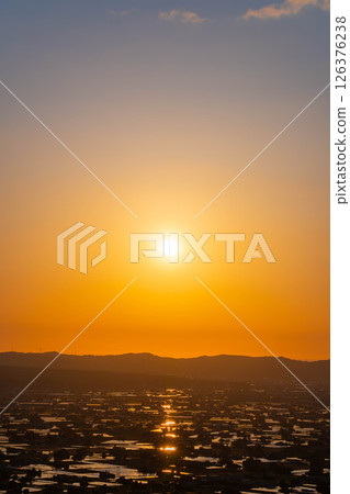 【初夏絕景】礪波平原的夕陽與初夏散落的村落以及稻田的倒影【富山縣】 126376238