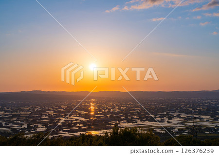 【初夏絕景】礪波平原的夕陽與初夏散落的村落以及稻田的倒影【富山縣】 【初夏絕景】礪波平原的夕陽與初夏散落的村落以及稻田的倒影【富山縣】 126376239