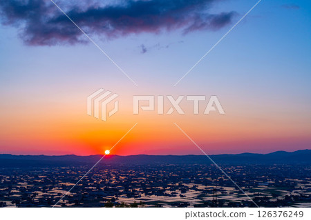 【初夏絕景】礪波平原的夕陽與初夏散落的村落以及稻田的倒影【富山縣】 126376249