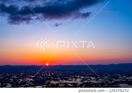 【初夏絕景】礪波平原的夕陽與初夏散落的村落以及稻田的倒影【富山縣】 126376252