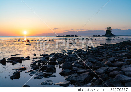 [Coast material] A spectacular view of Toyama Prefecture: The calm Sea of Japan and the morning view of Amaharashi Coast in early summer [Toyama Prefecture] 126376287