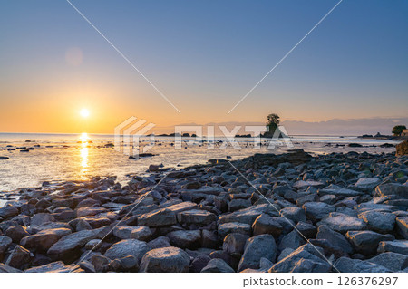 [Coast material] A spectacular view of Toyama Prefecture: The calm Sea of Japan and the morning view of Amaharashi Coast in early summer [Toyama Prefecture] 126376297