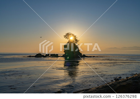 【海岸素材】富山縣絕景：平靜的日本海和初夏的雨晴海岸早晨景色【富山縣】 126376298