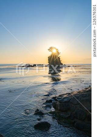 [Coast material] A spectacular view of Toyama Prefecture: The calm Sea of Japan and the morning view of Amaharashi Coast in early summer [Toyama Prefecture] 126376301