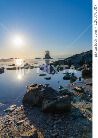 [Coast material] A spectacular view of Toyama Prefecture: The calm Sea of Japan and the morning view of Amaharashi Coast in early summer [Toyama Prefecture] 126376307