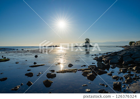【海岸素材】富山縣絕景：平靜的日本海和初夏的雨晴海岸早晨景色【富山縣】 126376324