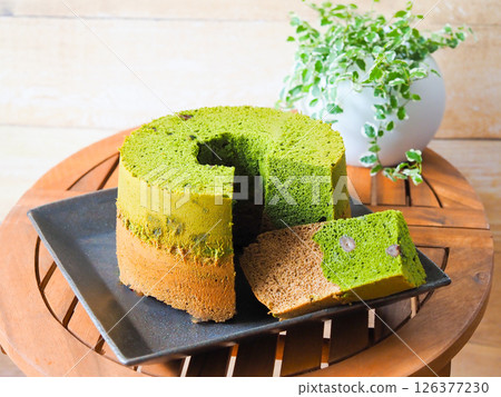帶有抹茶和烤綠茶日式香氣的大理石紋戚風蛋糕 126377230