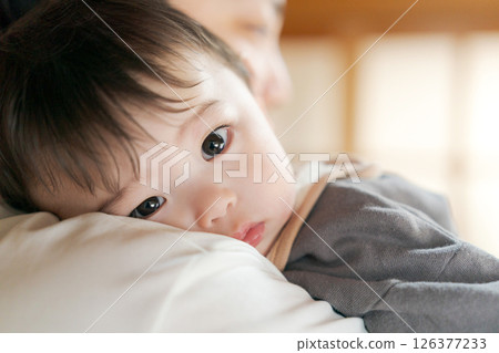 一個嬰兒抱著爸爸 一個嬰兒抱著爸爸 126377233