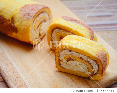 Refreshing yogurt and raspberry roll cake Refreshing yogurt and raspberry roll cake 126377234