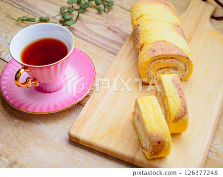 享用清爽的優格和覆盆子捲蛋糕以及優雅的下午茶時光 享用清爽的優格和覆盆子捲蛋糕以及優雅的下午茶時光 126377248