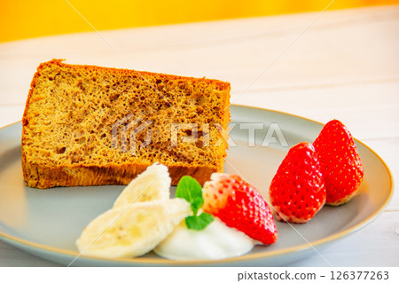 焦糖和香蕉香氣的咖啡大理石戚風蛋糕豪華甜點盤 126377263