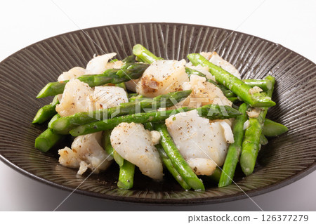 蒜蓉黃油烤鱈魚和蘆筍 126377279