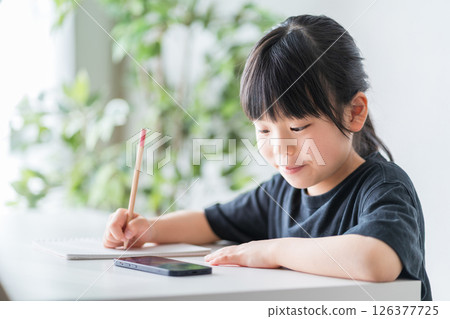 在家學習的小學生。 126377725