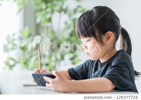 在家學習的小學生。 126377728