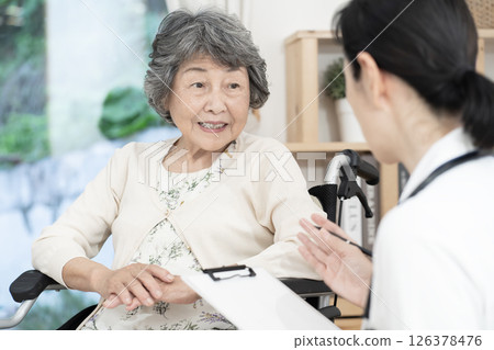 老年婦女與護士交談,女護士,探訪護士,家庭醫療保健 老年婦女與護士交談,女護士,探訪護士,家庭醫療保健 126378476