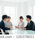 四個人在會議室開會 126378651