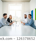四個人在會議室開會 126378652