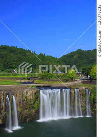 Harajiri Falls in summer (Bungo Ono City, vertical composition) 126379238