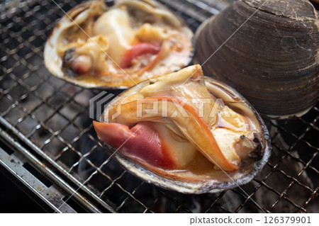 Grilled surf clams in butter and soy sauce (1) 126379901