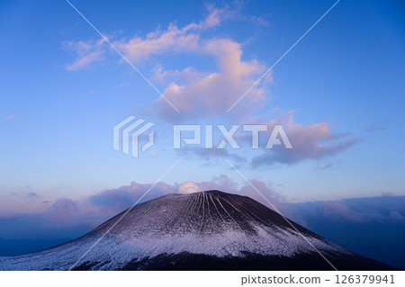 夕陽下的淺間山白雪皚皚 126379941