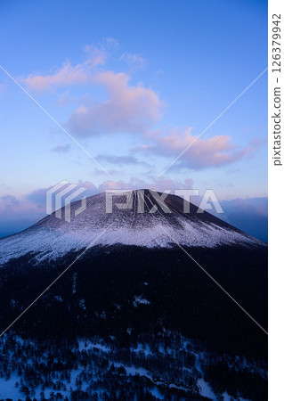 夕陽下的淺間山白雪皚皚 126379942