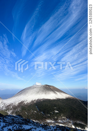 Mount Asama: Snowy mountain scenery 126380023