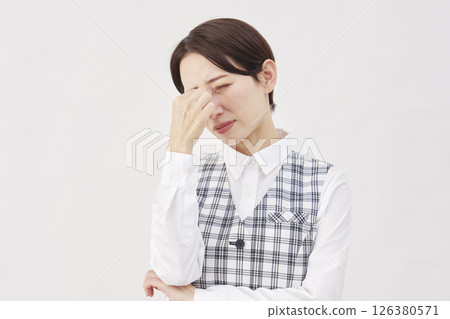 女性辦公室職員眼睛疲勞白色背景 126380571