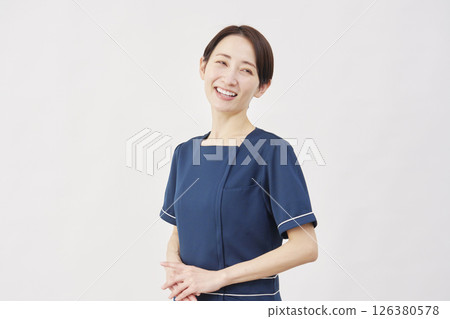 女美女護士肖像，無眼神接觸，白色背景 126380578