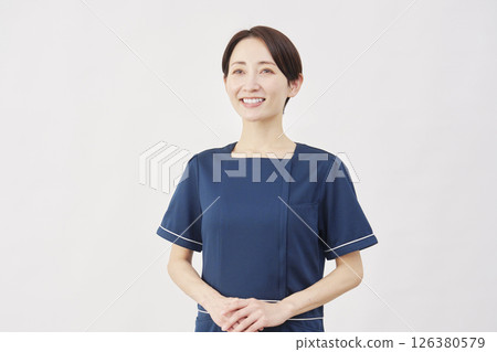 女美女護士肖像，無眼神接觸，白色背景 126380579