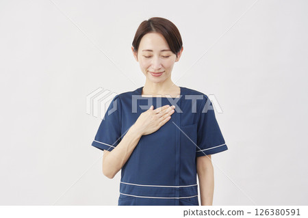 女美容護理師感到放心白色背景 126380591