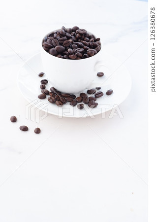 白咖啡杯與深色烘焙咖啡豆 126380678