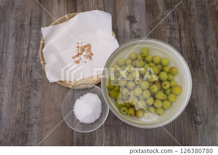The process of making crunchy plums using small plums. Soak the small plums in water to remove the bitterness. Ingredients for salted small plums The process of making crunchy plums using small plums. Soak the small plums in water to remove the bitterness. Ingredients for salted small plums 126380780