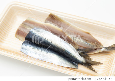 白色背景托盤中的沙丁魚 126381038