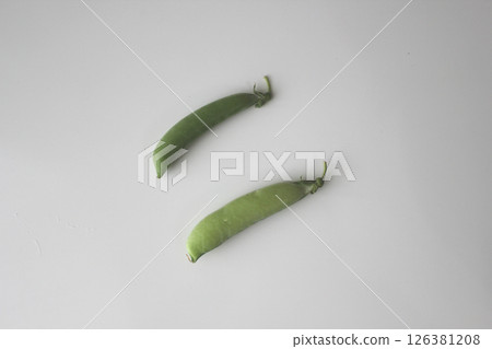 以白色背景拍攝的甜豆影像 以白色背景拍攝的甜豆影像 126381208