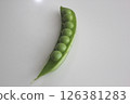 白色背景下拍攝的豌豆影像 126381283
