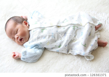 Sleeping baby (newborn) 126381371