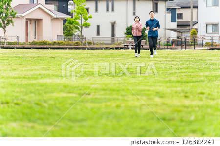 一對情侶在公園的草地上奔跑 126382241