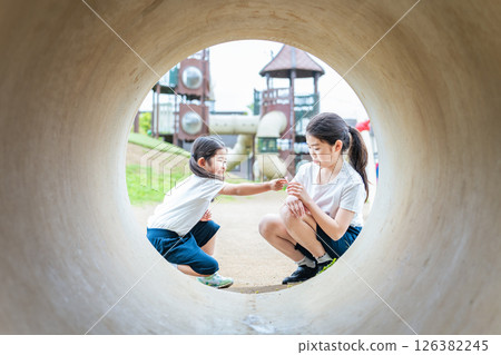 女孩們在公園裡看著隧道 126382245