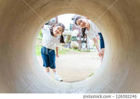 女孩們在公園裡看著隧道 126382246