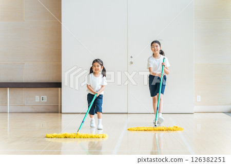 打掃健身房的女孩 打掃健身房的女孩 126382251